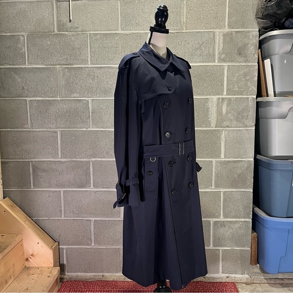 Burberry trench coat. - Picture 4 of 14